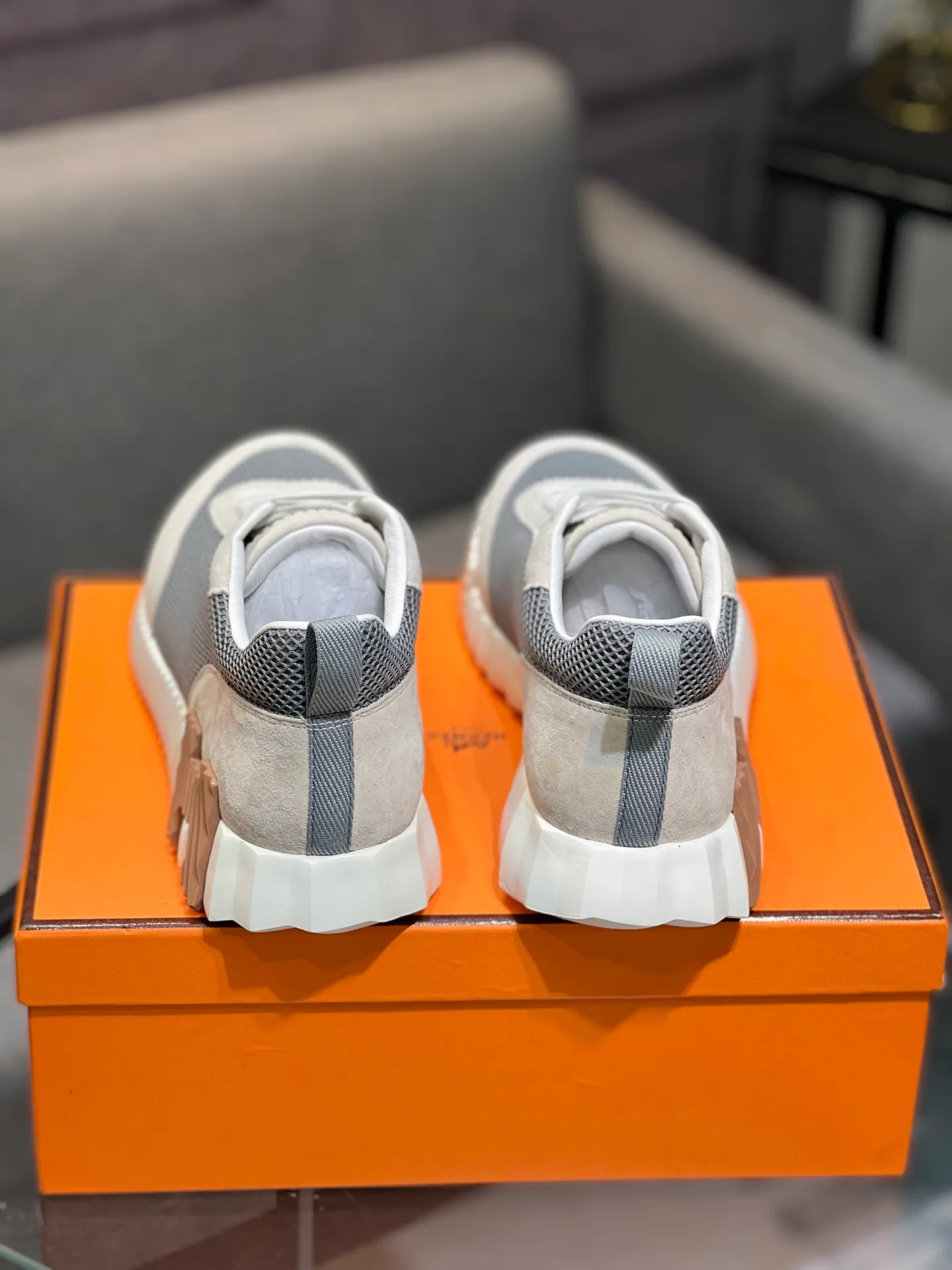 Men's shoes 💰660 Exclusive real shot (top version) Hermes new autumn and winter sports shoes. One of the most comfortable shoes from Hermes. Very light on the feet and good-looking. You will not be tired even if you go shopping. The overall suede feels very good. It is very beautiful and versatile. Very light and comfortable. Fabric: Imported high mercerized sheep/original single rain velvet. Lining: Imported silk sheepskin for the lining insole. Outsole: Seamless combination of IP+TPU (multi-color letters) German technology irradiation machine Size: Male 39-46 (Male 38 45 46 customized) Top quality, simultaneous full set of packaging
